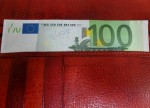 札入れに入った100ユーロ